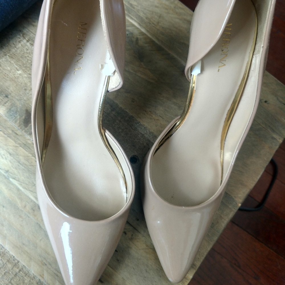 Nude pumps